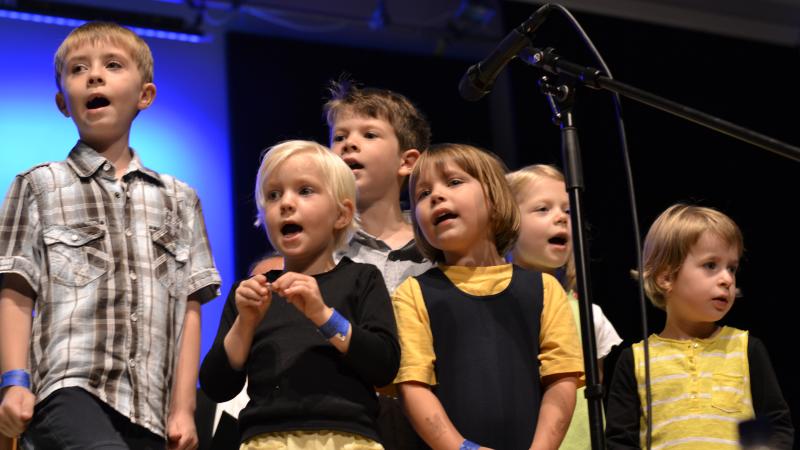Kinder der musikalischen Früherziehung singen auf der Bühne.