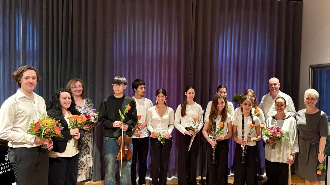Gruppenfoto aller Teilnehmenden des Klassikkonzerts 2025.