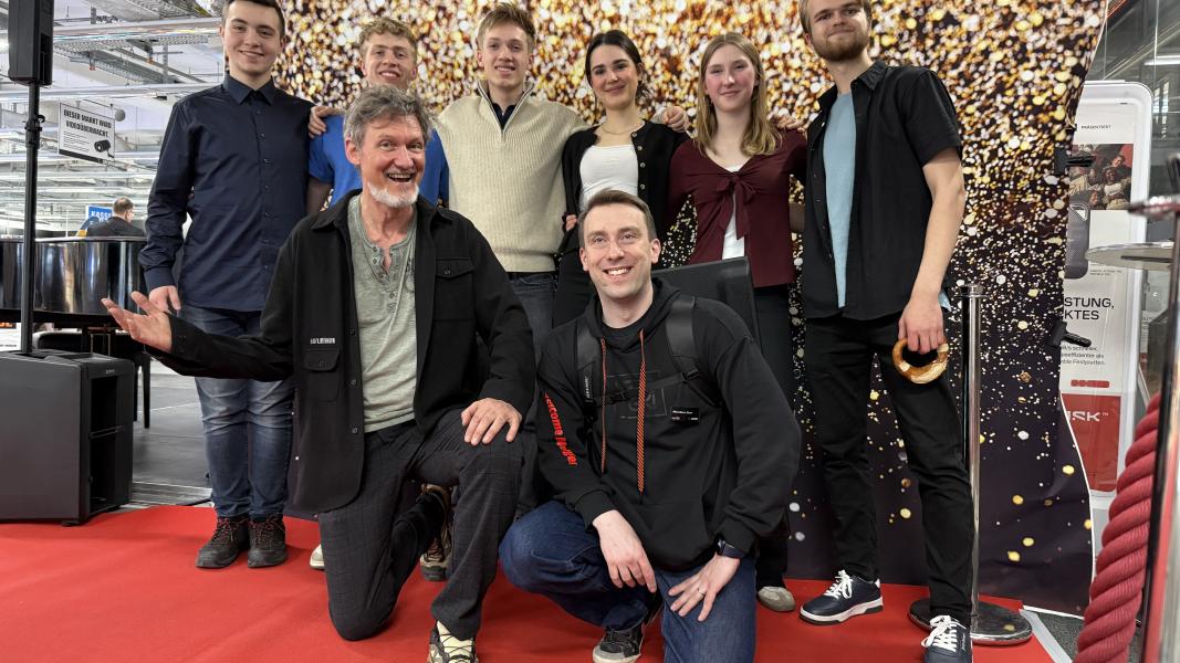 Gruppenfoto simplay-Band mit Bandleitung Jürgen und Filialleiter