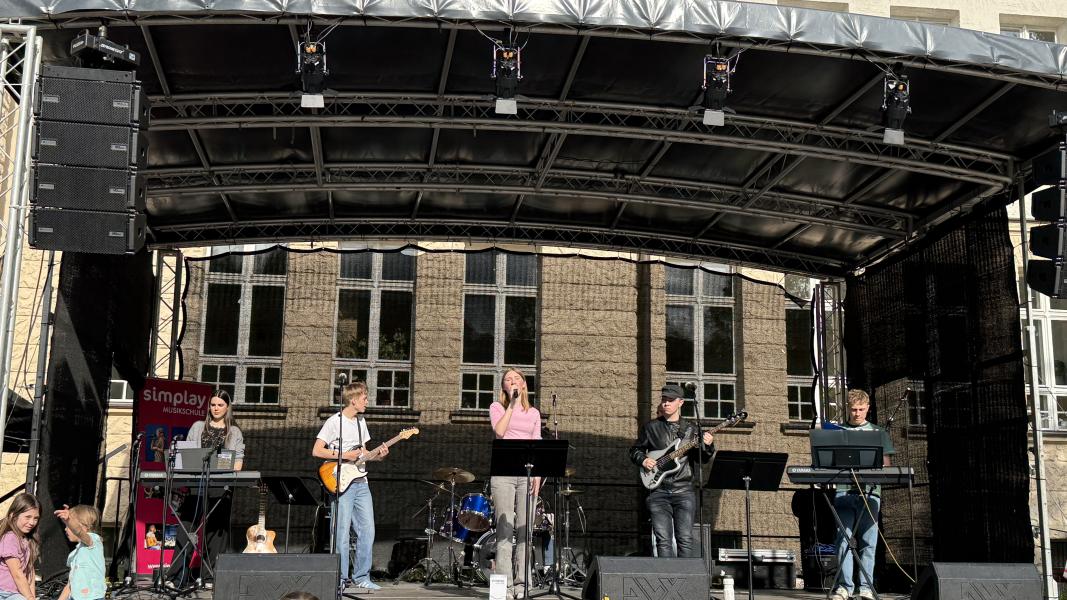 Bühne mit Band auf dem Schulhof der Stechlinsee-Grundschule.