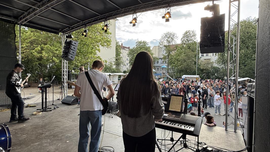 Blick Backstage von der Bühne ins Publikum.