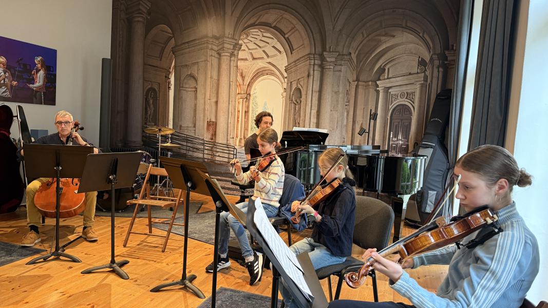 Probe des Streicher-Ensembles mit Geigen, Cello und Flügel