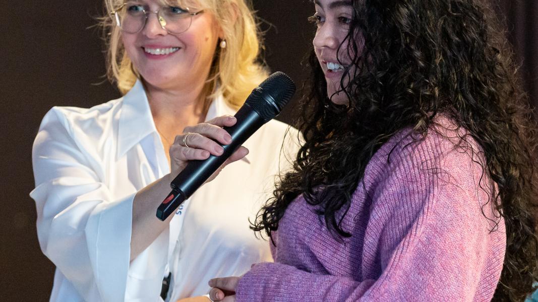 Katja Kröning interviewt Gabriela, die Leitung des Streichensembles.