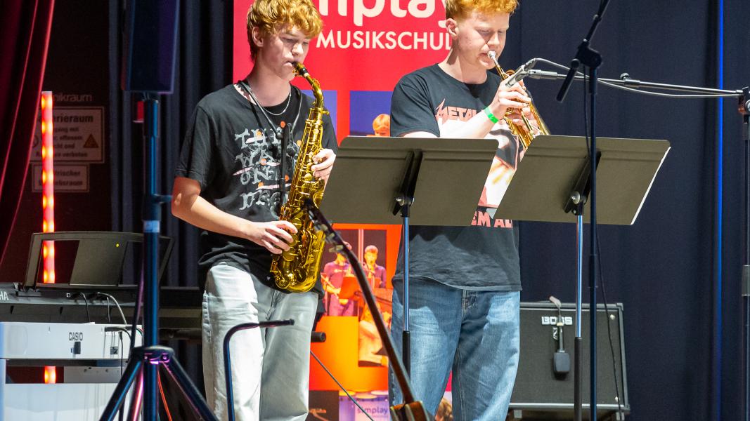 Saxophonist und Trompetenschüler auf der Bühne.