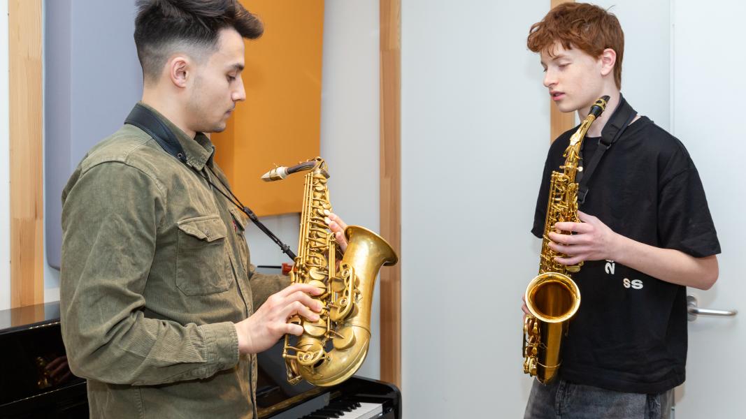 Saxophonschüler im Unterricht