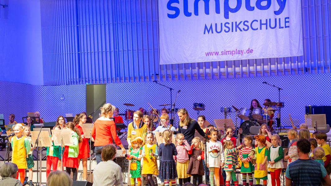 Kinder der musikalischen Früherziehung auf der Bühne der UdK.